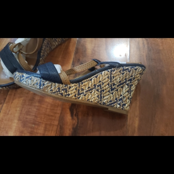 New Navy & Tan Wedge chic sandals women's size 7 - Picture 9 of 10